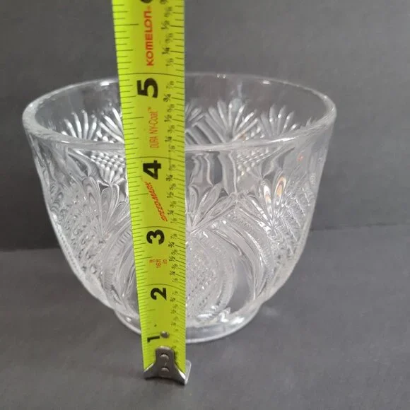 Vintage Clear Glass Bowl With Intricate Cut Design 7" Diameter 4.5" Height Home - Picture 6 of 8